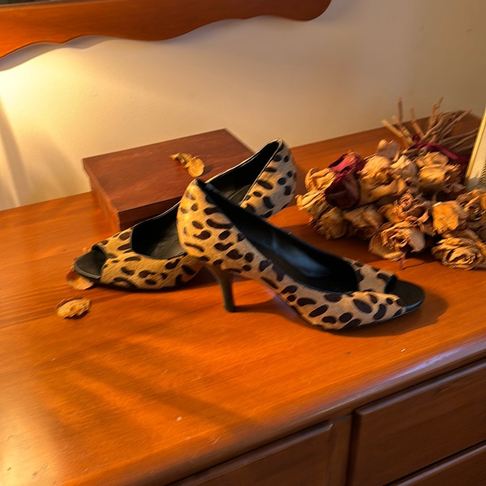 Banana Republic leopard print shoe with black 3 inch stacked heel open toe Sz 10